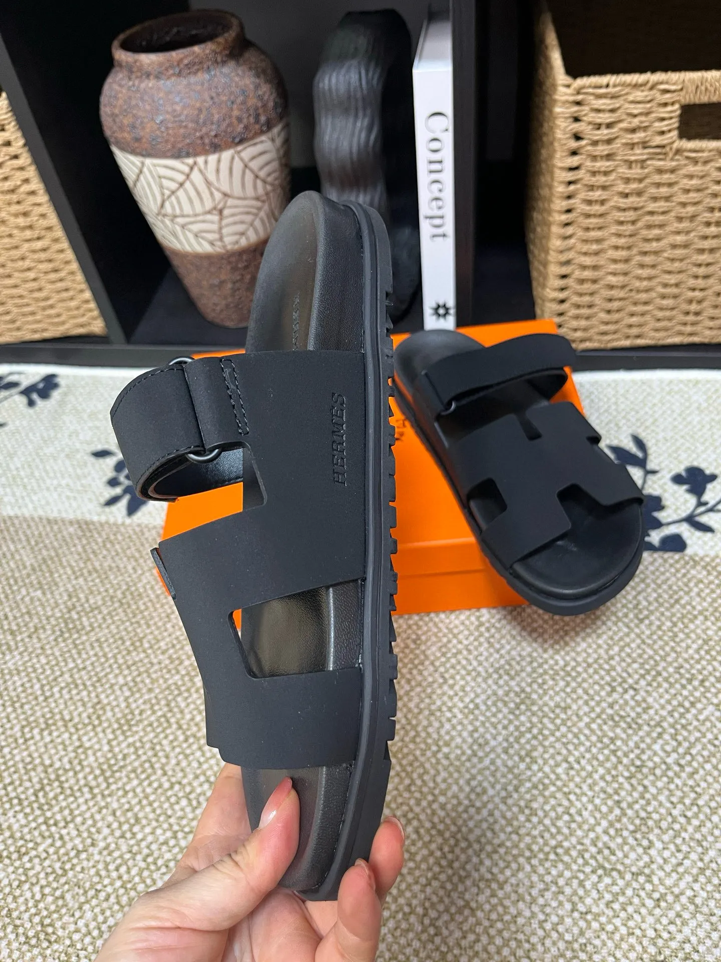 P300 Long-term stock Hermes men’s Kazimir slippers for couples - top quality woven calfskin functional sandals with intertwined uppers inspired by the “H” iconic pattern to create a casual look, perfect for summer. Imported cowhide + cowhide lining + TUP outsole Size: 35-46